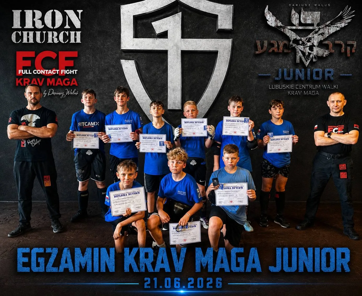 Grupa uczestników z instruktorami trzyma dyplomy po egzaminie Krav Maga Junior 21 czerwca 2026
